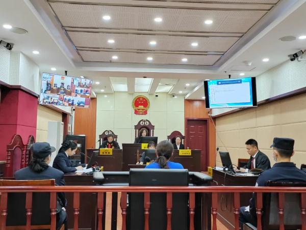 毆打拖拽、暴力喂飯、關黑屋子……住家保姆長期虐待2歲幼童出庭受審！